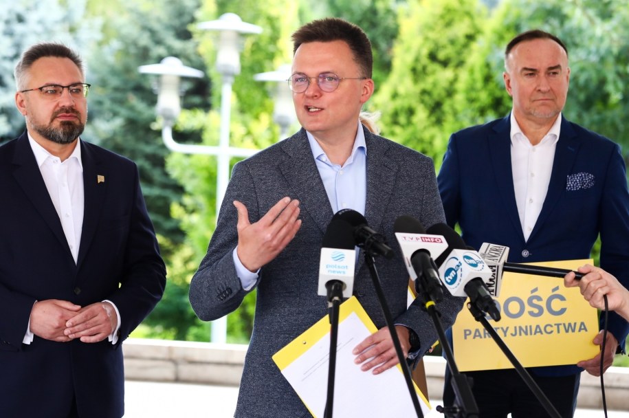 Lider Polski 2050 Szymon Hołownia , wiceprzewodniczący Polski 2050 Michał Kobosko  i poseł Polski 2050 Mirosław Suchoń /Tomasz Gzell /PAP