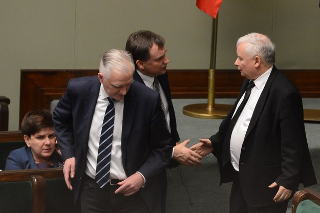 Lider Porozumienia Jarosław Gowin, szef Solidarnej Polski Zbigniew Ziobro i prezes PiS Jarosław Kaczyński w Sejmie (zdjęcie z grudnia 2017) / 	Jakub Kamiński    /PAP