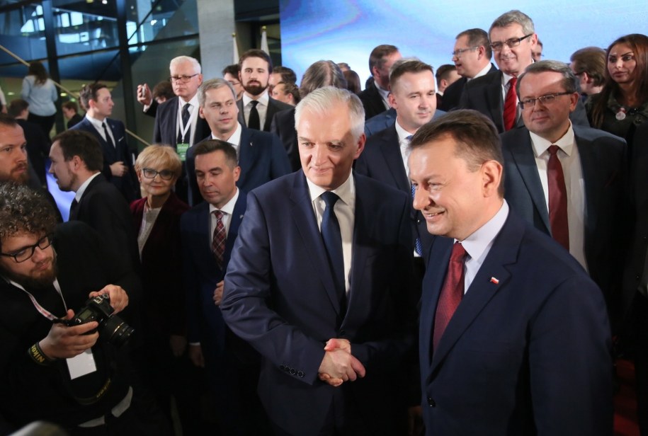 Lider Porozumienia, wicepremier, minister nauki i szkolnictwa wyższego Jarosław Gowin i wiceprezes Prawa i Sprawiedliwości, szef MSWiA Mariusz Błaszczak, który na kongresie nowej partii odczytał list od nieobecnego z powodu choroby prezesa PiS Jarosława Kaczyńskiego /Leszek Szymański /PAP