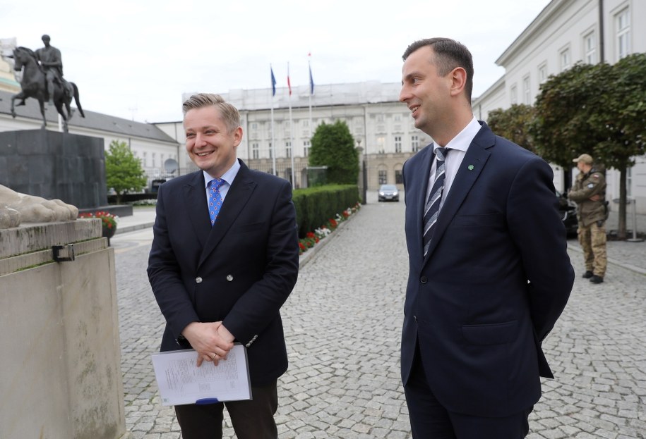 Lider PSL Władysław Kosiniak-Kamysz i rzecznik prasowy PSL Jakub Stefaniak po spotkaniu w Pałacu Prezydenckim /Rafał Guz /PAP