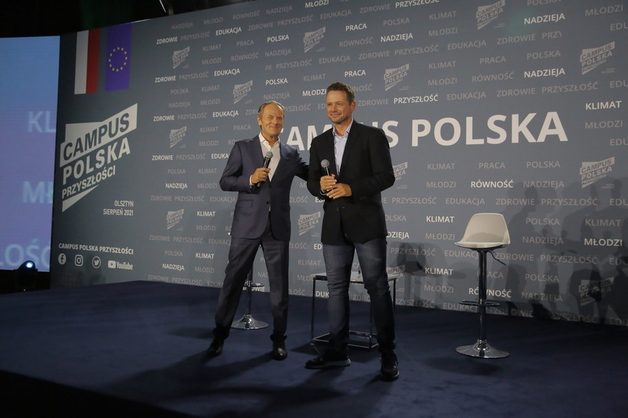 Lider Ruchu Wspólna Polska, prezydent Warszawy Rafał Trzaskowski (P) oraz p.o. przewodniczącego Platformy Obywatelskiej Donald Tusk (L) podczas uroczystego otwarcia „Campus Polska Przyszłości” w Olsztynie / 	Tomasz Waszczuk    /PAP