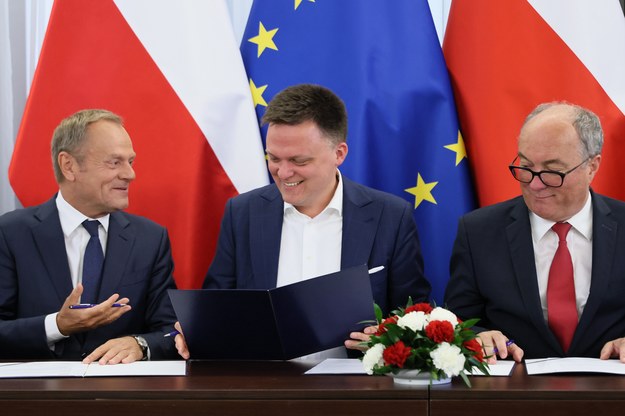 Lider ugrupowania Polska 2050 Szymon Hołownia, przewodniczący Platformy Obywatelskiej Donald Tusk  i współprzewodniczący Nowej Lewicy Włodzimierz Czarzasty / 	Leszek Szymański    /PAP/EPA