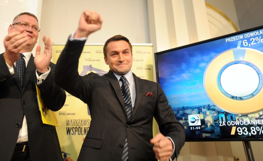 Lider Warszawskiej Wspólnoty Samorządowej, burmistrz Ursynowa Piotr Guział (P) i pełnomocnik referendalny Marek Makuch (L) po ogłoszeniu wyników sondy referendalnej /Bartłomiej Zaborowski /PAP