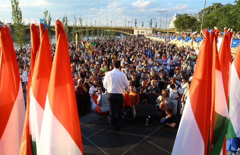 Lider węgierskiej opozycji Peter Marki-Zay przemawia podczas sobotnich manifestacji, zdjęcie z 16 lipca 2022 /FERENC ISZA / AFP /AFP