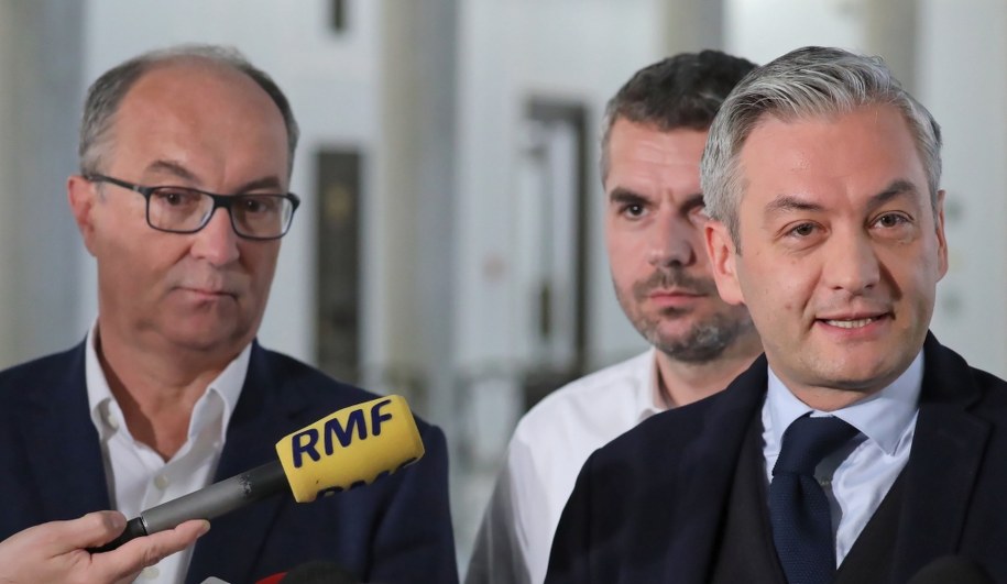 Lider Wiosny Robert Biedroń, nowo wybrany poseł Maciej Konieczny i przewodniczący SLD Włodzimierz Czarzasty podczas konferencji prasowej / 	Tomasz Gzell    /PAP