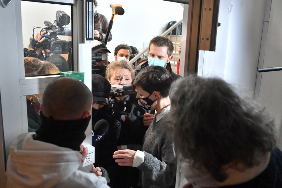 Liderka Ogólnopolskiego Strajku Kobiet Klementyna Suchanow (2P) oraz dziennikarze próbujący dostać się na konferencję w Klubie Parasolki w Warszawie / 	Radek Pietruszka   /PAP