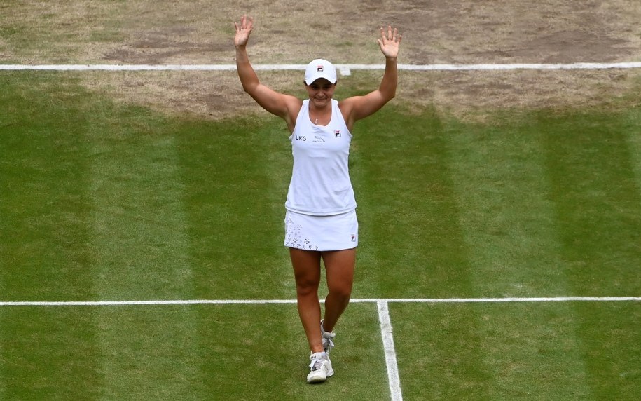 Liderka światowego rankingu tenisistek Ashleigh Barty wygrała turniej w Wimbledonie, pokonując w finale rozstawioną z numerem ósmym Czeszkę Karolinę Pliskovą /FACUNDO ARRIZABALAGA /PAP/EPA