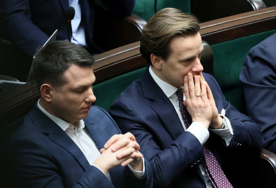 Liderzy Konfederacji: Krzysztof Bosak (z prawej) i Sławomir Mentzen /Wojciech Olkusnik  /East News