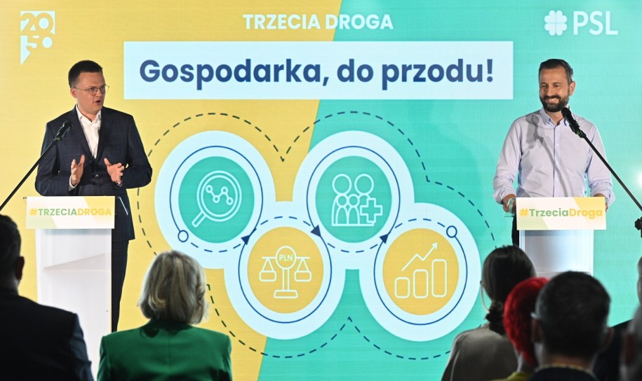 Liderzy Trzeciej Drogi: przewodniczący Polski 2050 Szymon Hołownia (L) oraz prezes PSL Władysław Kosiniak-Kamysz (P) podczas konwencji wyborczej "Gospodarka do przodu!" /Radek Pietruszka /PAP