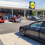 Lidl udostępnił ponad 250 ładowarek na swoich parkingach. Jest jednak haczyk