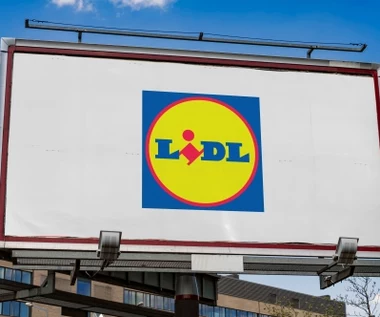 Lidl wstawia do sklepów automaty. Klienci biorą z nich pieniądze na zakupy