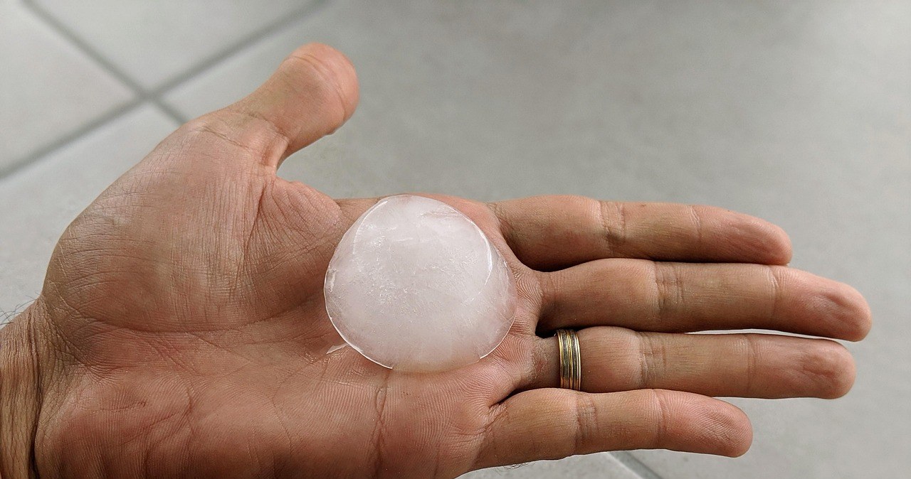 Liftingujący okład z lodu pomaga wygładzić zmarszczki /u_oy97syi7