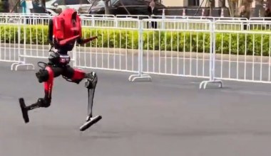 "Lightning" przebiegł półmaraton w 50 minut. Nowa era robotyki 