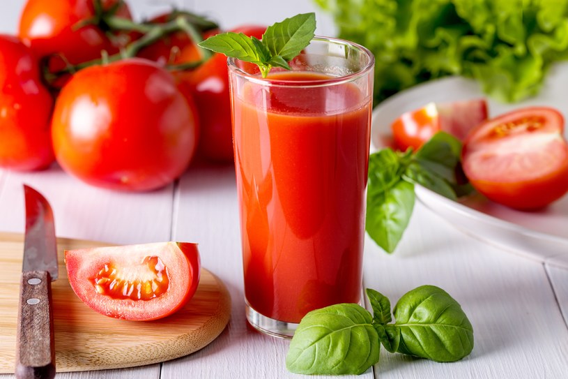 Likopen zawarty  w soku pomidorowym  jest lepiej  przyswajalny, niż ten w świeżych pomidorach /123RF/PICSEL