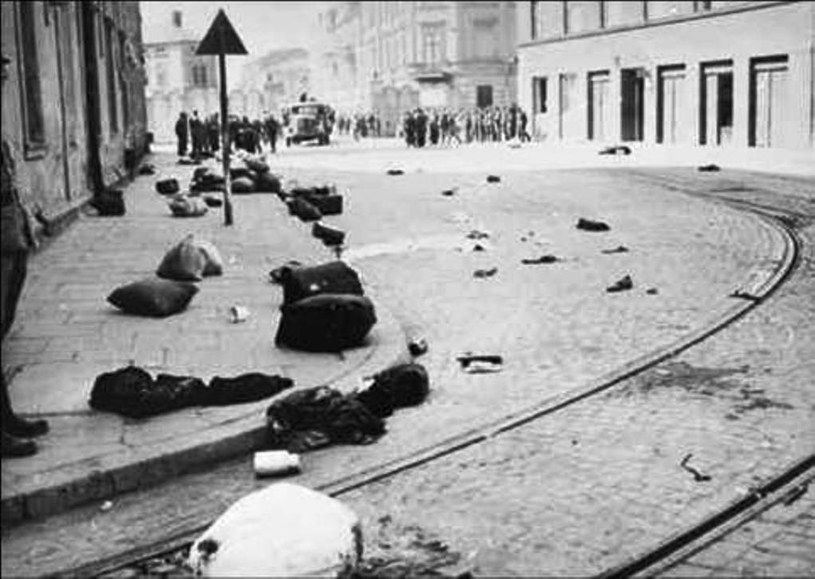 Likwidacja krakowskiego getta 14 marca 1943 r. Rzeczy mieszkańców dzielnicy pozostawione na ul. Lwowskiej /IPN