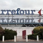 Likwidacja popularnej marki. Carrefour zwija część sklepów i zaczyna zwolnienia grupowe