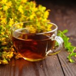 Likwiduje wzdęcia i ułatwia odchudzanie. Dziurawiec nie jest jednak dla każdego