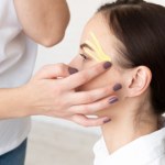 Likwiduje zmarszczki i zmniejsza obrzęk wokół oczu. Coraz popularniejszy sposób