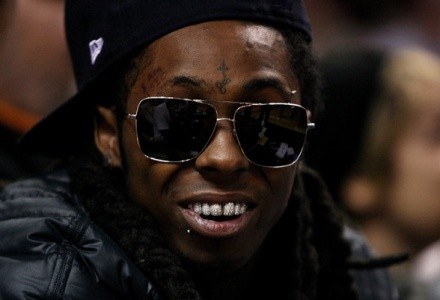 Lil Wayne ma się z czego cieszyć, ale parę lat temu mógłby sobie pozwolić na lepsze zęby /AFP