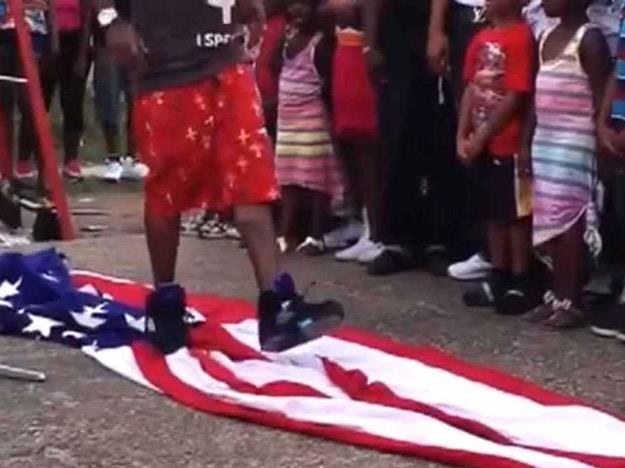 Lil Wayne zarzeka się, że wszedł na flagę przypadkowo /