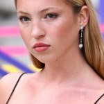 Lila Moss wdała się w matkę. W latach 90. stylizacje Kate Moss wyglądały identycznie