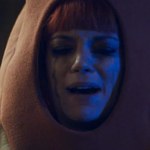 Lily Allen: Pijana dziewczyna kontra hot dog (klip "Our Time")