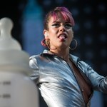 Lily Allen w rozpiętej bluzce bez stanika!