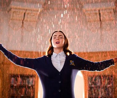 Lily Cole w scenie z filmu "Internat"