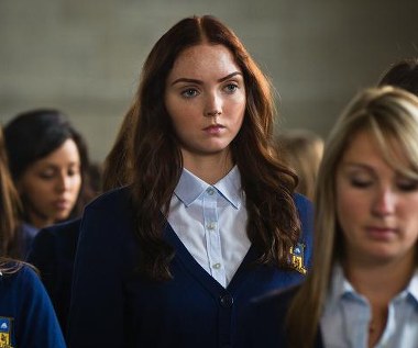Lily Cole w scenie z filmu "Internat"