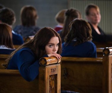 Lily Cole w scenie z filmu "Internat"