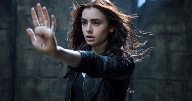 Lily Collins w scenie z filmu "Dary Anioła: Miasto Kości". /materiały dystrybutora