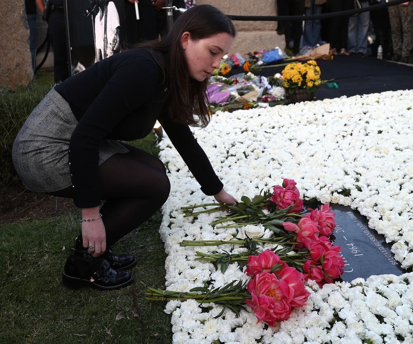 Lily Cornell Silver składa kwiaty na grobie swojego ojca w pierwszą rocznicę jego śmierci - 18 maja 2018 r. /Frederick M. Brown /Getty Images