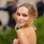 Lily-Rose Depp: Burzliwe życie miłosne córki Johnny'ego Deppa. Z kim się umawiała?