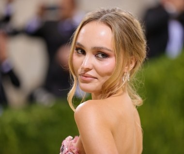 Lily-Rose Depp: Burzliwe życie miłosne córki Johnny'ego Deppa. Z kim się umawiała?