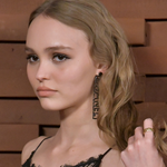 Lily-Rose Depp na ściance bez bielizny