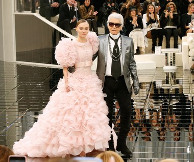 "Lily-Rose jest piękna, to dziewczyna z cechami nowej generacji gwiazd" - powiedział o modelce Karl Lagerfeld. Wiedział co mówi, gdyż to właśnie on odpowiadał za zdjęcia do kampanii Chanel. Wcześniej pojawiła się też w Grand Palais podczas paryskich pokazów tej marki Haute Couture na sezon jesień-zima 2015/16.

 