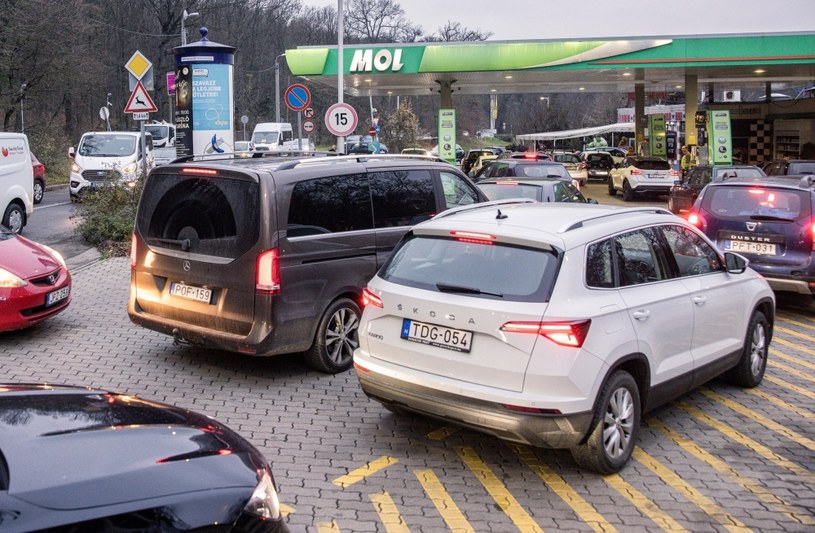 Limit cen na paliwa sprawił, że na Węgrzech zaczęło brakować paliwa. To kolejny dowód, że gospodarka centralnie sterowana nie ma prawa bytu /Getty Images