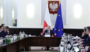 Limit wynagrodzeń medyków. 16 razy płacy minimalnej. Tusk: Biedy nie ma