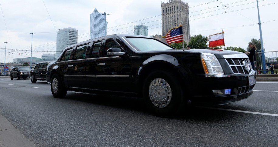 Limuzyna Baracka Obamy na ulicach Warszawy /Tomasz Gzel /PAP