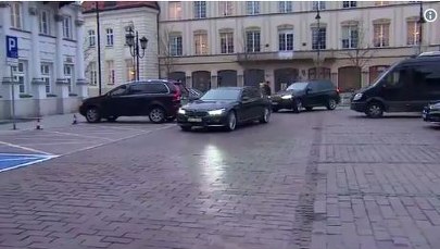 Limuzyna byłego szefa MON parkuje na miejscu dla niepełnosprawnych?