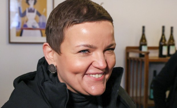 Limuzyna minister kultury zaparkowana na ścieżce rowerowej. Wkroczyła policja