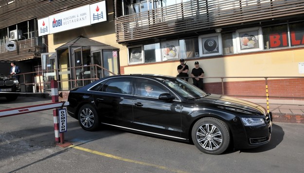 Limuzyna z premierem Mateuszem Morawieckim wyjeżdża po spotkaniu w siedzibie PiS / 	Radek Pietruszka   /PAP
