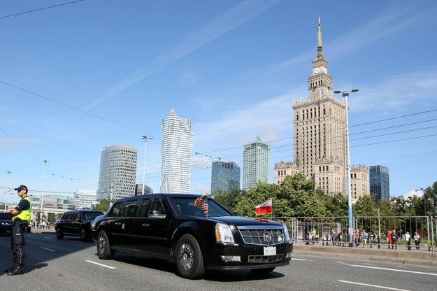 Limuzyna z prezydentem Stanów Zjednoczonych Donaldem Trumpem w drodze na Zamek Królewski w Warszawie /Leszek Szymański /PAP
