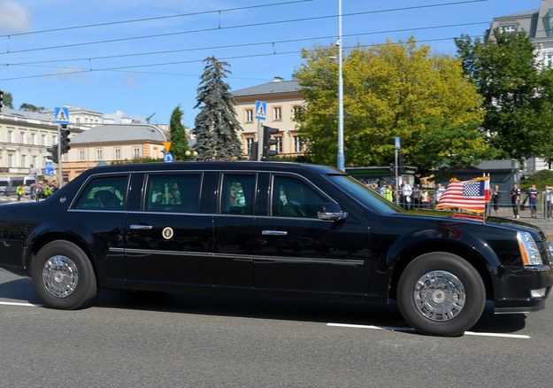 Limuzyna z prezydentem Stanów Zjednoczonych Donaldem Trumpem w drodze na Zamek Królewski w Warszawie /Stach Leszczyński /PAP