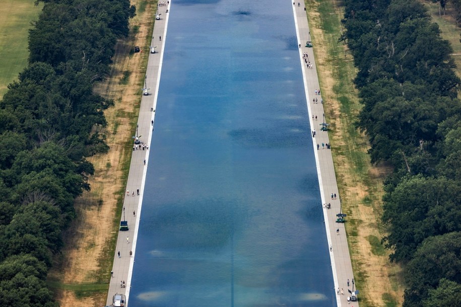 Lincoln Memorial Reflecting Pool to największa z waszyngtońskich sadzawek lustrzanych. /JIM LO SCALZO /PAP/EPA