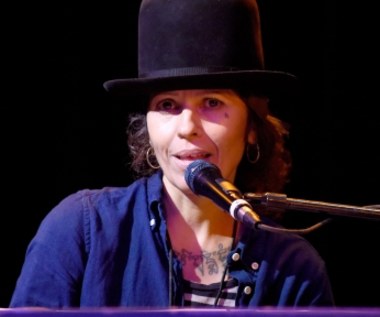 Linda Perry: Pyskata i kudłata bohaterka drugiego planu