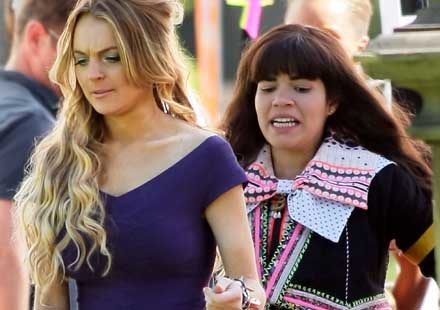 Lindsay Lohan i America Ferrera na planie "Brzyduli Betty" /Splashnews