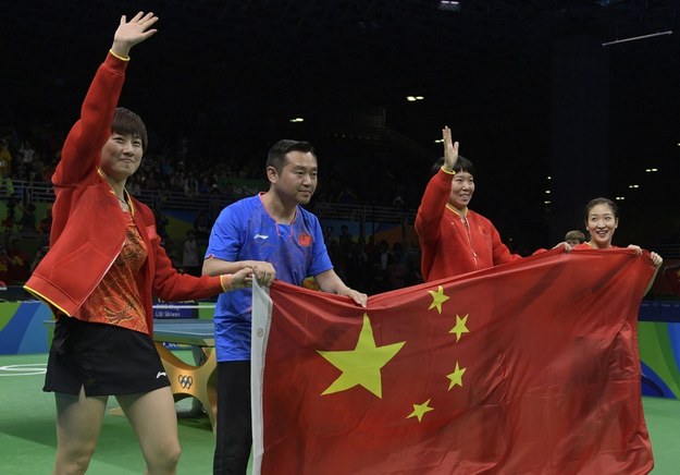 Linghui Kong (drugi z lewej) /AFP