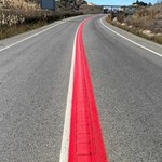 Linia ciągła w kolorze czerwonym. Kiedy stosuje się to rozwiązanie?