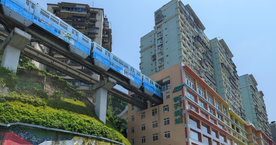 Linia kolejowa, która przebiega przez środek mieszkalnego wieżowca /Shutterstock